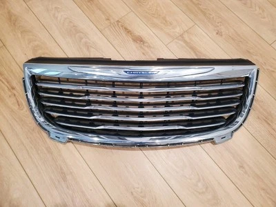 Parachoques delantero Chrysler Town & Country 2011-2016 parrilla superior + emblema Foto 1 de 4