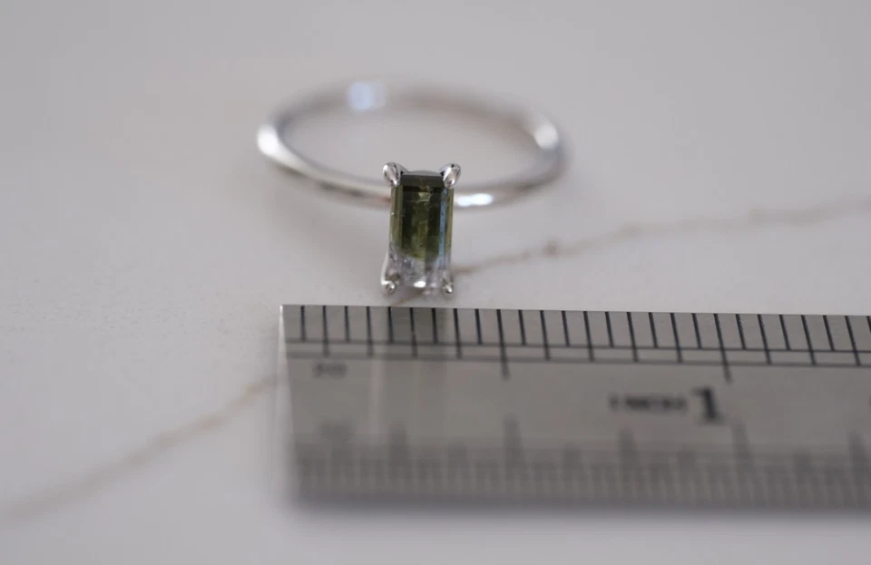 Anillo brasileño de turmalina multicolor 1,05 quilates Foto 1 de 3