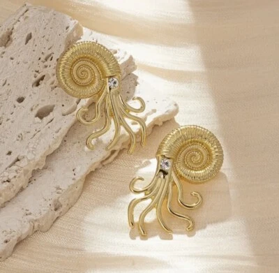 Pendientes de pulpo Anthropologie concha fósil dorada circonita cúbica caracola animal náutico Foto 1 de 4