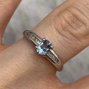 Anillo de oro de 9 quilates con topacio azul y canal de diamantes conjunto de oro blanco de 375 9 quilates - talla K 1/2 - Imagen 1 de 15