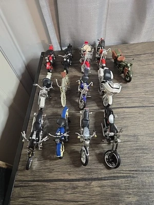Lot of 13 Maisto Harley-Davidson 1:18 Scale Die‐Cast Motorcycles – Mixed Models, - Image 1 of 4