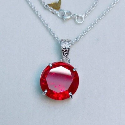 Colgante solitario de rubí rojo simulado de corte redondo de 2,10 quilates enchapado en oro blanco de 14 quilates Foto 1 de 4