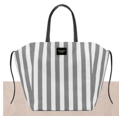 VICTORIA'S SECRET BOLSA TOTE DE LONA LISTRADA CINZA BRANCA PRAIA GRANDE NOVA COM ETIQUETAS - Imagem 1 de 4