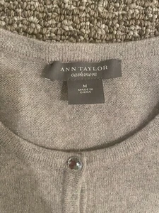 ANN TAYLOR~ Cárdigan de cachemir gris brillo plateado botón~M - Imagen 1 de 5