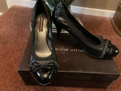 Zapatos de salón ADRIENNE VITTADINI MOTION de cuero negro con cadena de moño punta redonda talla 8 Foto 1 de 4