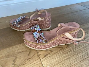 SANDALES COMPENSÉES ORNÉES DE DAIM ROSE FONCÉ BLEU ALMA POINTURE 40,5 EUR - UK 7,5 - Photo 1/4