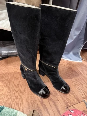 Chanel Botas Suade Negras Altas con Cadena CC Talla 38c Nunca Usadas En Caja con Bolsa Foto 1 de 4