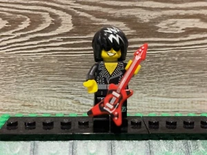 LEGO CMF SERIE 12 ROCKSTAR SAMMLERSTÜCK MINIFIGUR KOMPLETT MIT GRUNDPLATTE - Bild 1 von 2