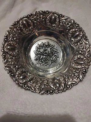 Gorgeous Vintage Sterling Silver Footed Bowl Repousse Roses / Flowers 90g 6 1/4  - Image 1 of 4