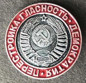 Pulsante pinback vintage argento e rosso, perestroika URSS, Glasnost, Democracy - Foto 1 di 2