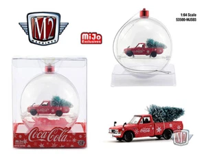M2 1:64 1976 PICKUP ROSSO DATSUN 620 CON ALBERO "ORNAMENTO COCA COLA" 53500-MJS03-P8 - Foto 1 di 1