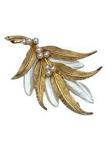 Vintage Rare Boucher Textured Gold Tone Leaves With MOP Brooch Pin Faux Pearls - Foto 1 di 7