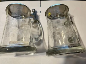 Juego de 2 piedras de cerveza alemanas originales de vidrio grabado con tapa de peltre/hoja y baya - Imagen 1 de 5