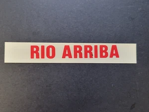 Placa de matrícula vintage Rio Arriba NUEVO MÉXICO PEGATINA fecha etiqueta casi nueva sin usar - Imagen 1 de 2