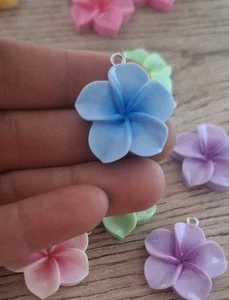 Pendentif en résine/acrylique coloré – Fleur de Tahiti – Style été 🌸 - Picture 1 of 1