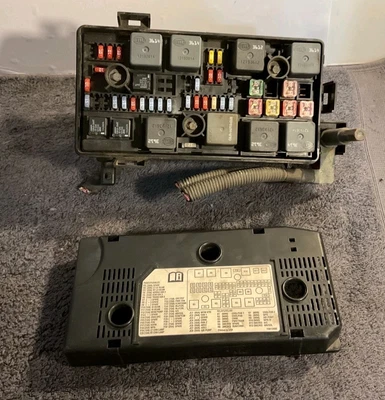 06 07 Cadillac DTS Buick Lucerne Engine FuseBox 15947865 - Image 1 of 4