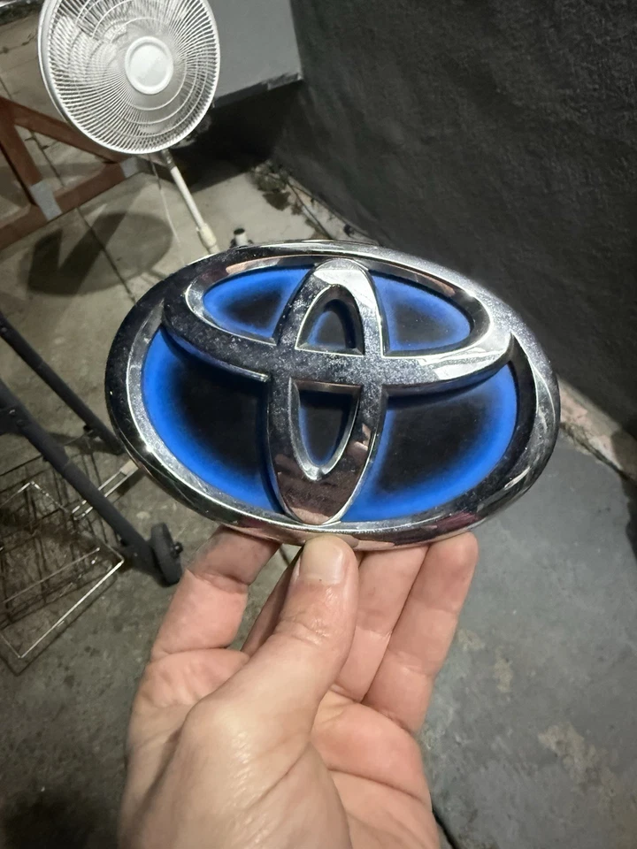 Cubierta de auto usada con logotipo Toyota Prius 2010-2015 Foto 1 de 2