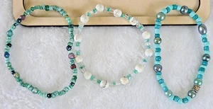 Juego de 3 pulseras elásticas hechas a mano cuentas azules verdes con jade blanco hechas en EE. UU. - Imagen 1 de 2