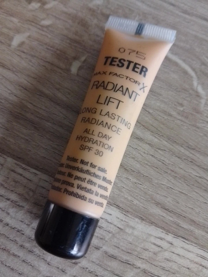 Max Factor Radiant Lift Long Wear Foundation 80 DEEP BRONZE  All Day 15ML SPF30 - Image 1 of 1