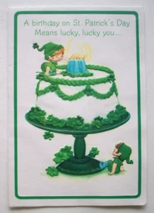 Tarjeta de felicitación Duende Elfo con Pastel de Cumpleaños De Colección Día de San Patricio *JJ4 - Imagen 1 de 3