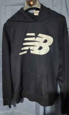 Sudadera con Capucha New Balance Negra Grande Logo Grande Grande Grande Foto 1 de 2