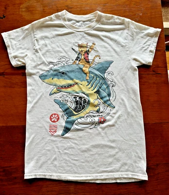 Camiseta Japonesa Samuari Ninja Gato Montar Tiburón Gráfico Beige Pequeña Foto 1 de 4