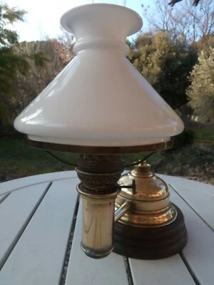LAMPE A HUILE Hollandaise Asymétrique LAITON abat-jour verre + socle bois en TBE - Photo 1/4