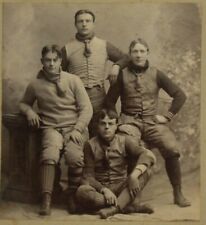 Années 1890 -1900 Joueurs de football avec grand équipement d’époque Armoire montée Photo
