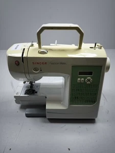 Singer Fashion Mate 7256 Sewing Machine - Untested, Cosmetic Wear - Picture 1 of 11