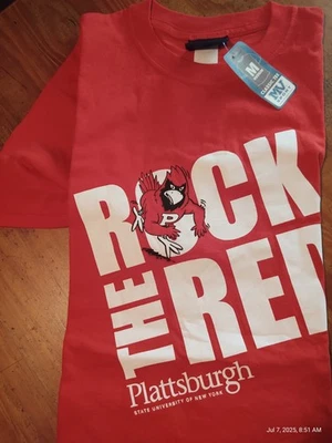 NUEVO CON ETIQUETAS Talla Mediana SUNY Plattsburgh Rock The Red Camiseta Colegial Roja Foto 1 de 4