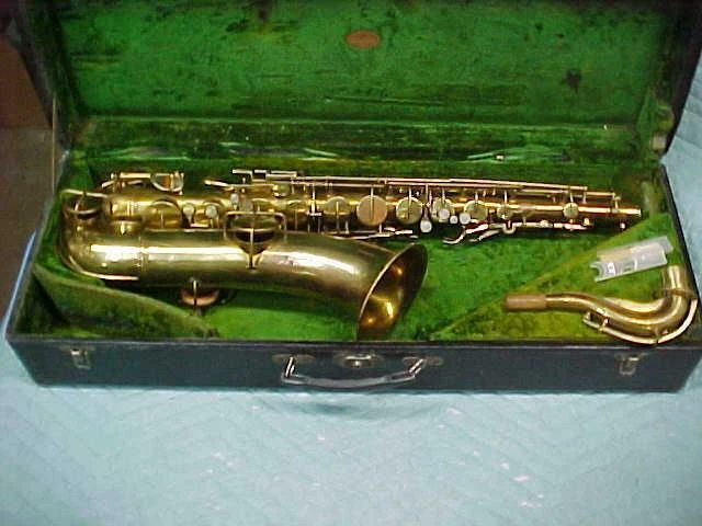 Antiguo saxofón tenor York & Sons en buen estado listo para tocar. Foto 1 de 1