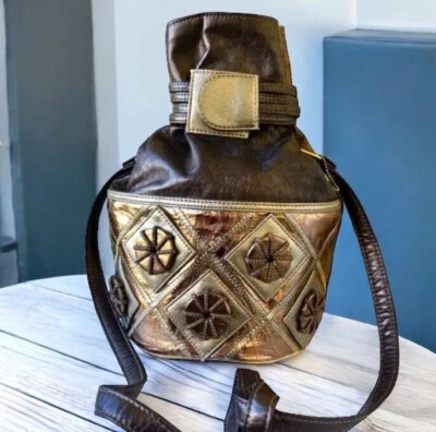 Bolso de Mano Cubo de Cuero Marca Renacimiento Corea Vintage Marrón Envoltura Metálica A Presión Foto 1 de 4