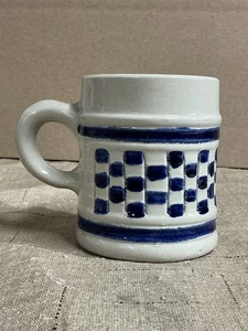 Kleiner Steinzeug Williamsburg Becher ~ Kobaltblau Schachbrett Glasur - Bild 1 von 5
