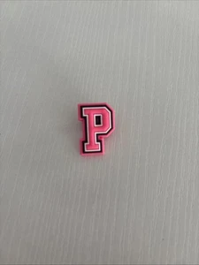 Dijes para zapatos LETRA del alfabeto rosa para cocodrilos “P” - Imagen 1 de 1