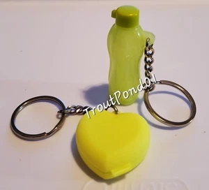Juego de 2 llaveros Tupperware corazón medallón mini contenedor verde neón botella ecológica - Imagen 1 de 4