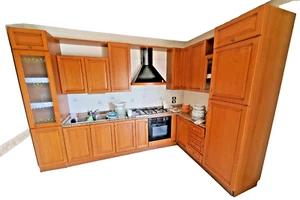 Cucina angolare di legno usata, completa di elettrodomestici. Top In Marmo. - Foto 1 di 6