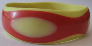 VINTAGE ORANGE-RED & YELLOW CELLULOID LARGE WRIST BANGLE BRACELET - Picture 1 of 6