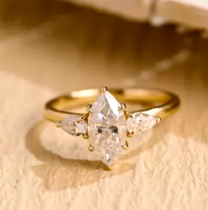 Anillo de compromiso de tres piedras de moissanita marquesa enchapado en oro amarillo de 14K 12x6 mm - Imagen 1 de 11