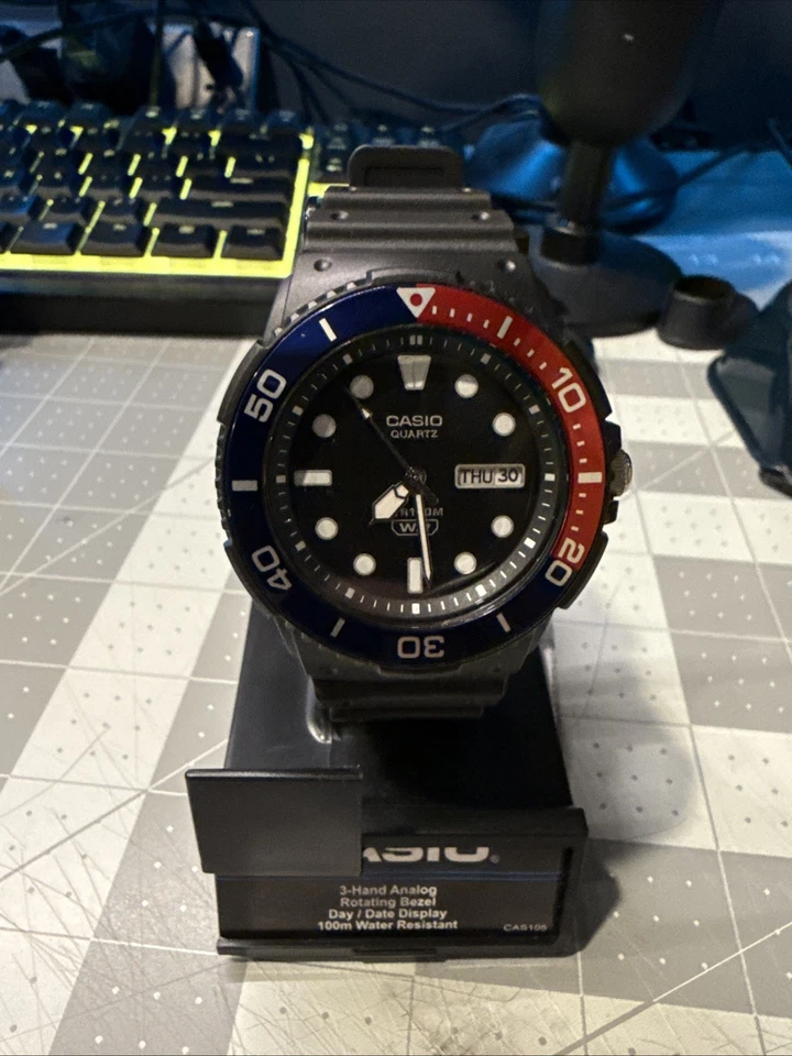 Casio MRW-230H Nuevo Reloj Estilo Buzo con Bisel Giratorio Rojo y Azul Foto 1 de 4