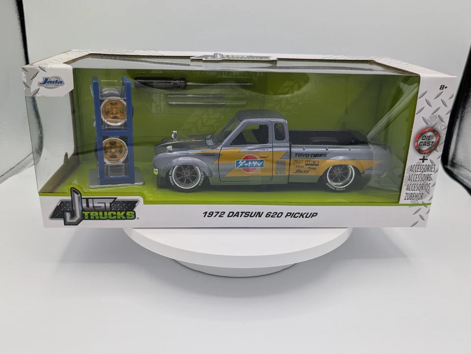 Camionetas Jada Just 1972 Datsun 620 gris 1/24 con accesorios nuevas en caja Foto 1 de 4