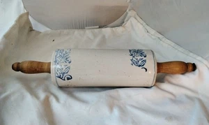 NICE ANTIQ. COLBOLT BLUE DEC. STONEWARE ROLLING PIN W/WOOD HANDLES & METAL ROD - Picture 1 of 18