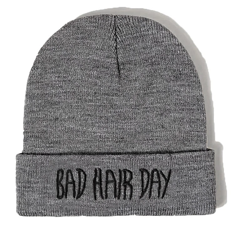 "BAD HAIR DAY" 灰色针织/刺绣无檐帽,头骨帽。  有趣,幽默 — 第 1/1 张图片