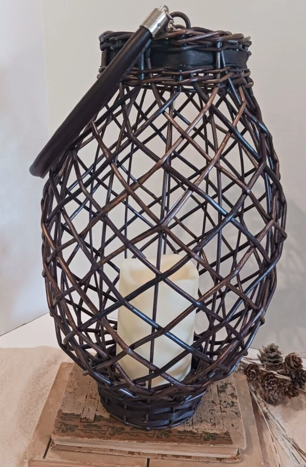 Linterna colgante de mimbre y metal con mango de cuero sintético y vela LED. Foto 1 de 4