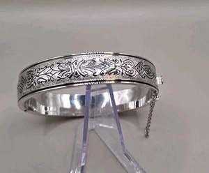 STERLING SILVER BANGLE BRACELET ETCHED HINGED SAFETY CHAIN - Imagen 1 de 5