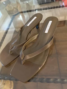 Tony Bianco Damen-Sandalen Größe 9,5 braun Leder Pfennigabsatz Riemen eckige Zehenpartie - Bild 1 von 9
