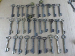 Lot de 30 anciennes clés clefs dont FER FORGE , longueur 10 à 11 cm lot 6 - Picture 1 of 8