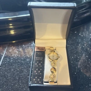 👠💎Reloj Mujer Tono Dorado Por Allude Nuevo en Caja...Necesita Pilas - Imagen 1 de 3