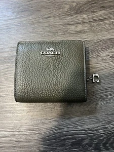 Coach olivgrün genarbtes Leder Doppelfaltung Druckknopf Schein Ausweis Reißverschluss Geldbörse EUC - Bild 1 von 8