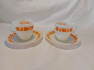 2 Vtg MCM Termocrisa Milk Glass Cups & Saucers Orange Flower Power Daisy VGC - Bild 1 von 5