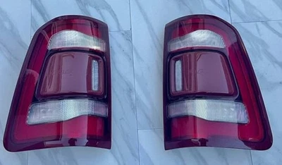 19-24 DODGE RAM 1500 LÂMPADA TRASEIRA FABRICANTE DE EQUIPAMENTO ORIGINAL - MOPAR (68262530AF) COM MÓDULO DE PONTO CEGO - Imagem 1 de 2